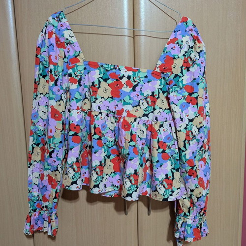 Only floral top like new, size medium, multicolor