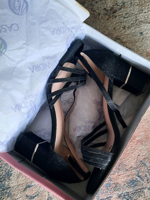 Voi Noi Cassandra black sandals like new with subtle shine and comfortable heel