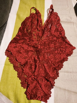 Lace bodysuit like new, burgundy with buttons