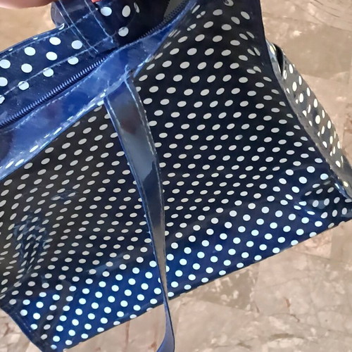Large shoulder bag with zipper like new, white and blue