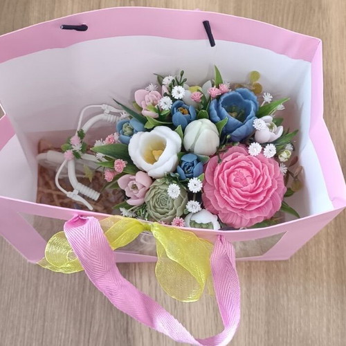 Scented soap flowers new, in plastic wheel