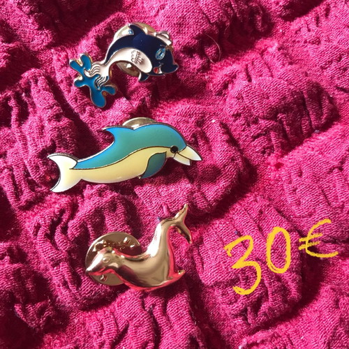 Vintage collectible pins set of 22 colorful pieces new