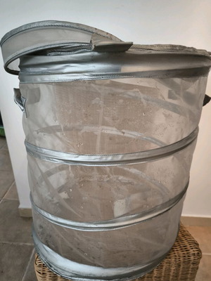 Laundry basket like new with removable lid