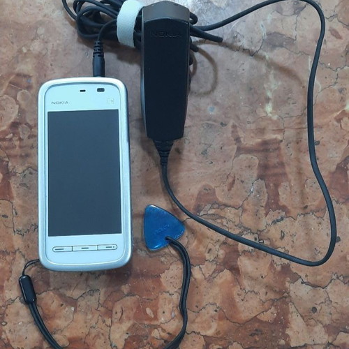 Nokia 5230 128MB white with pen and charger like new