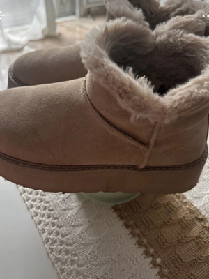 Ugg boots Oysho beige like new, size 37