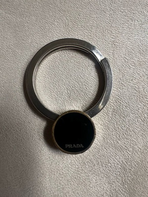 Prada μπρελόκ στρογγυλό μεταχειρισμένο, μαύρο
