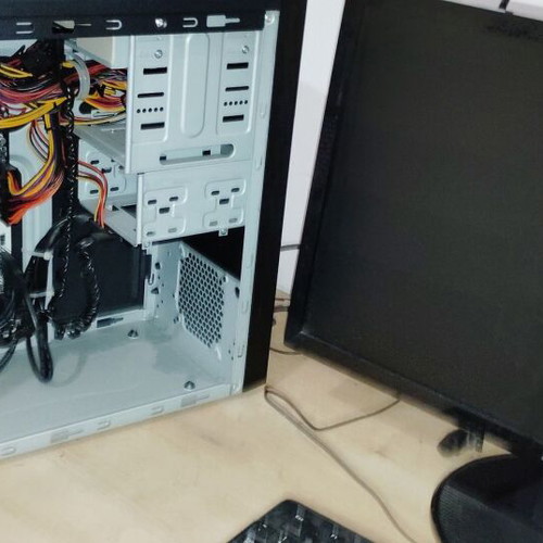 Desktop PC AMD Ryzen 3 PRO 3200G with 8GB RAM and 240GB SSD, like new