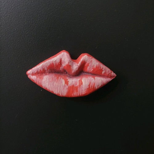 Handmade lips-shaped magnets new, made of plaster and acrylics