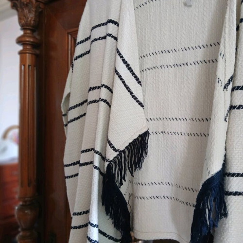 Bershka poncho like new, size M, white and blue