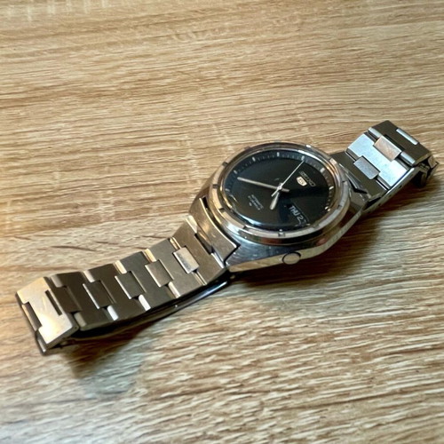 Seiko 5 Vintage used men's watch with original bracelet