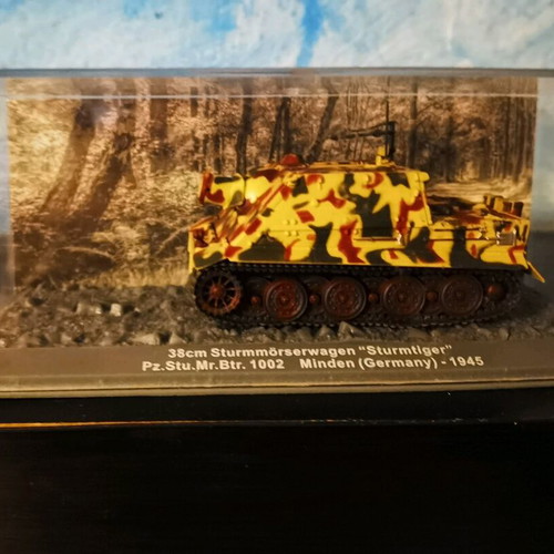 WWII tank 1/72 with its magazine like new