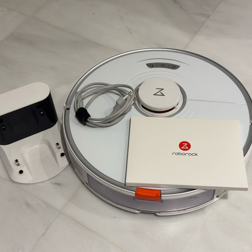 Roborock S7 robot vacuum like new with extra accessories