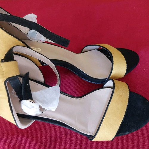 GOGO women's sandals new, size 40, mustard color, 10 cm heel
