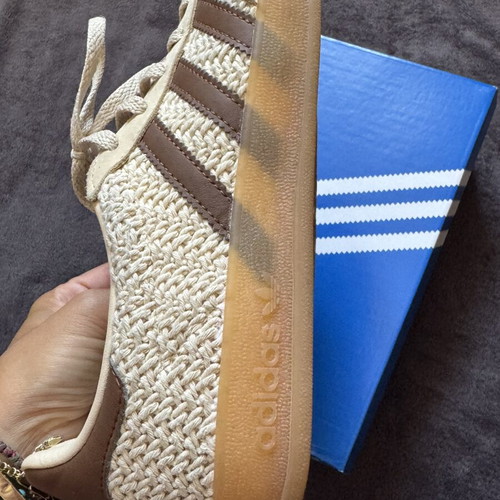 Adidas Gazelle sneakers like new with straw effect and brown stripes