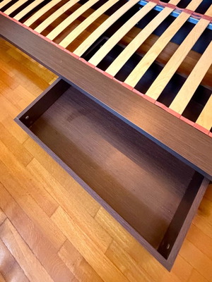 Κρεβάτι ξύλινο Wenge σαν καινούργιο, σετ με στρώμα και κομοδίνα