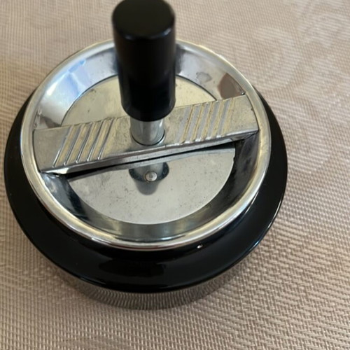 Ashtray with closed top, new