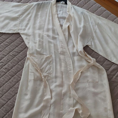 Vintage home robe 100% Chinese silk new, size M, ivory