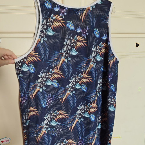Men's T-shirt with colorful design size L like new