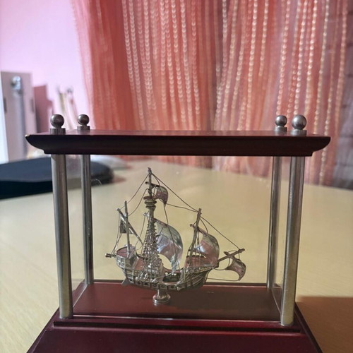 Decorative ship like new with removable screws and cleanable glass