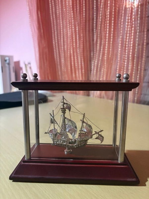 Decorative ship like new with removable screws and cleanable glass
