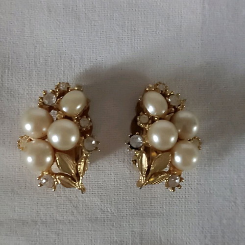 Vintage earrings used with pearls and clip fastening gold color
