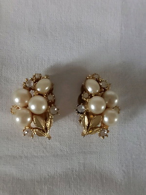 Vintage earrings used with pearls and clip fastening gold color