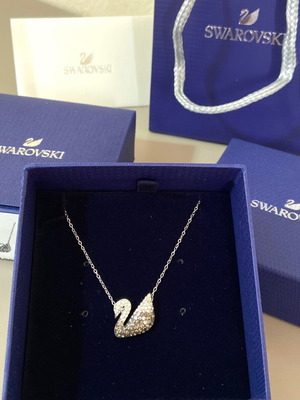 Колие Swarovski Iconic Swan ново, сиво сребристо