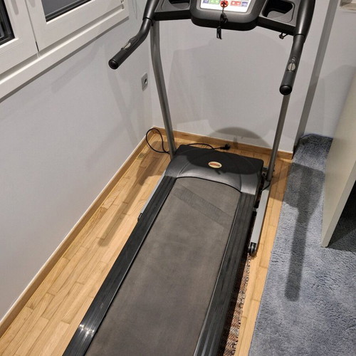 Folding Treadmill like new with heart rate monitor and electric incline