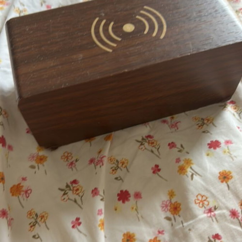 Electronic clock used, wireless charging, no cable included
