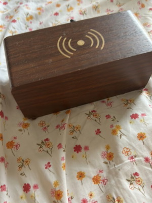 Electronic clock used, wireless charging, no cable included