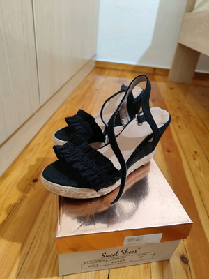 Black platform shoes used with light glitter, size 37