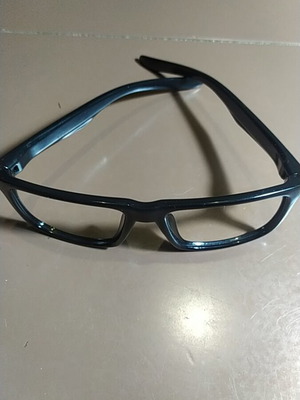 Glasses frame used black color
