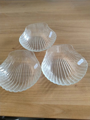 Set of 3 glass bowls shell-shaped like new