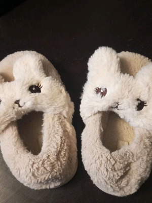 Jomix kids closed slippers like new, furry