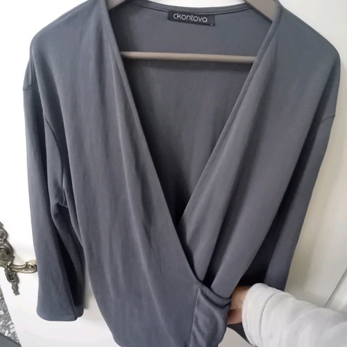 Ckontova wrap top in dark gray like new