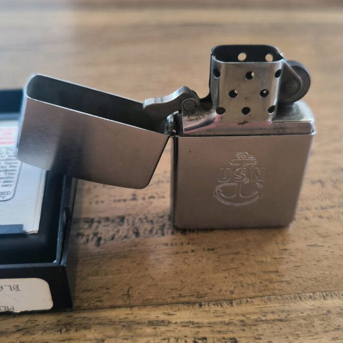 Zippo lighter like new in excellent condition