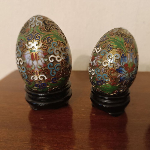 Set of 5 unique Chinese Cloisonne eggs like new with stands