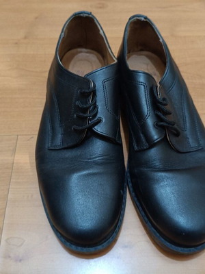 Black scarpe slightly used, size 42