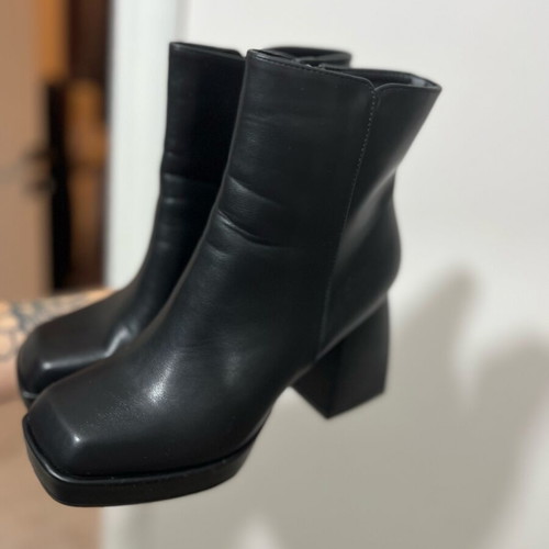 Boots size 39 with inner lining like new, black
