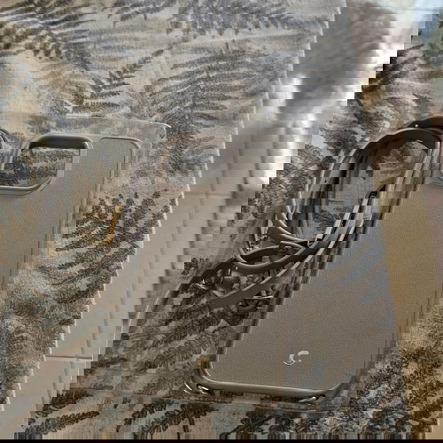 Θήκες iPhone 15 Pro Max σαν καινούργιες, 9 τεμάχια με powerbank και τζαμάκια Spigen