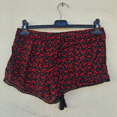 Women's Short Shorts like new, size medium, black and red