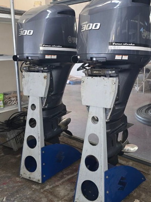 Yamaha 300hp outboard engine like new, right-hand, 2011