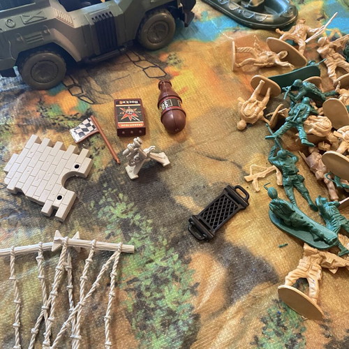 Toy soldiers like new, pack