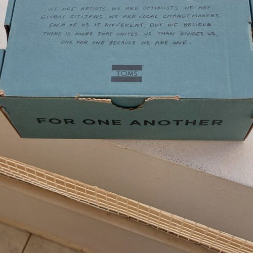 Toms shoes like new for boys size 27 with box