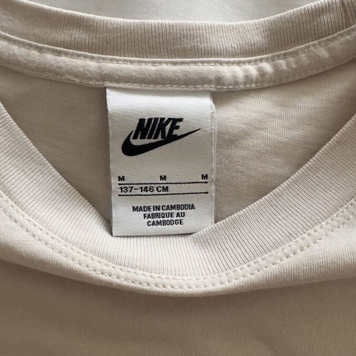 Nike T Shirt beige, like new, kids size fitting medium women