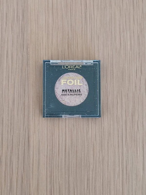 Loreal Crushed Foil pink metallic eyeshadow used, shade 23 diamond dust