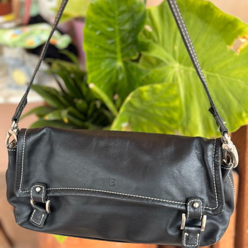 Black leather shoulder bag epsilon like new