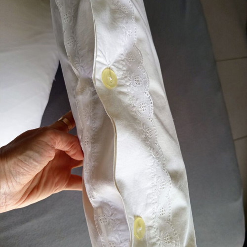 Set of 2 vintage white cotton pillowcases with lace like new