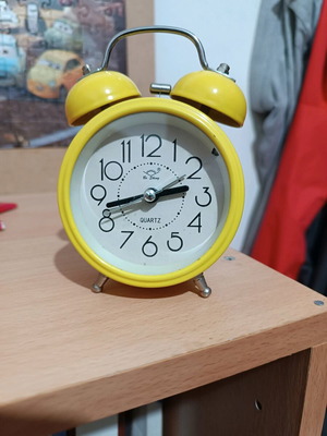 Vintage quartz bedside clock like new