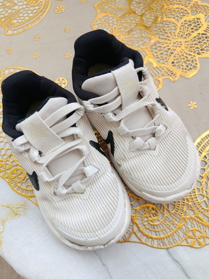 Παιδικά αθλητικά παπούτσια Nike Star Runner 4 μεταχειρισμένα, νούμερο 23.5, μαύρες λεπτομέρειες
